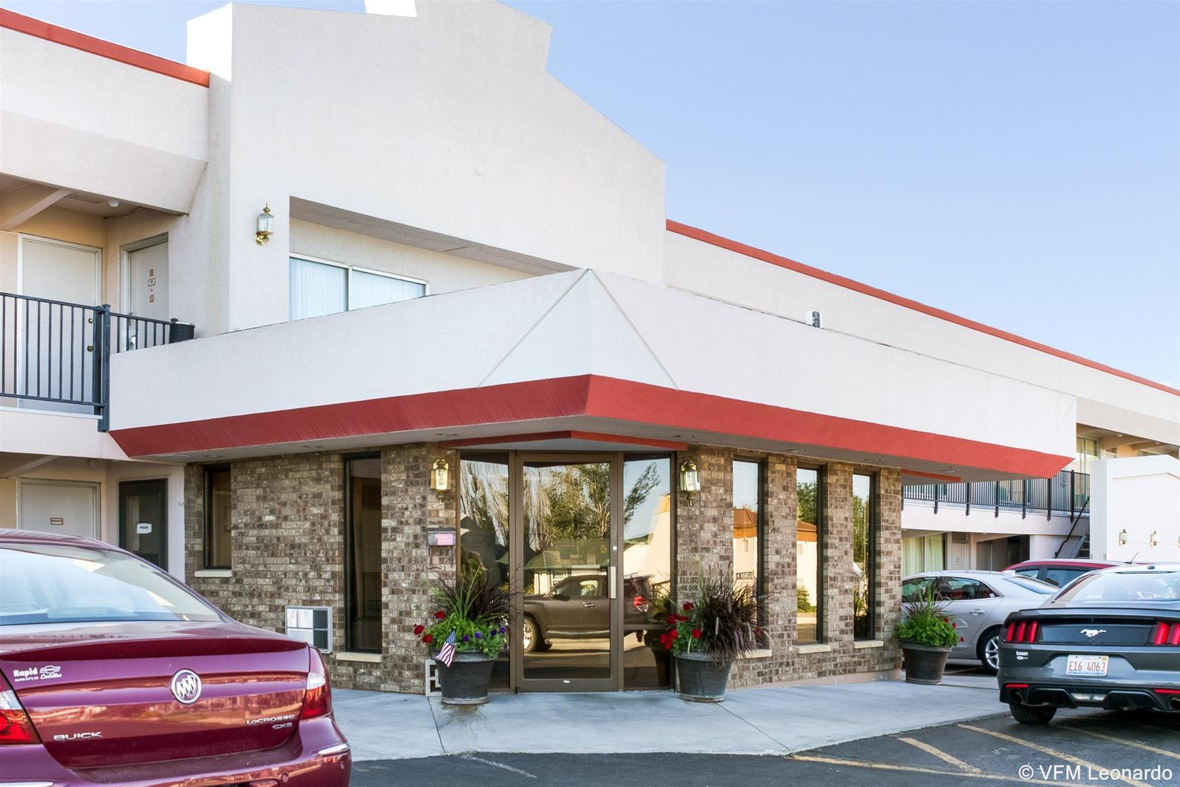 Econo Lodge Wall