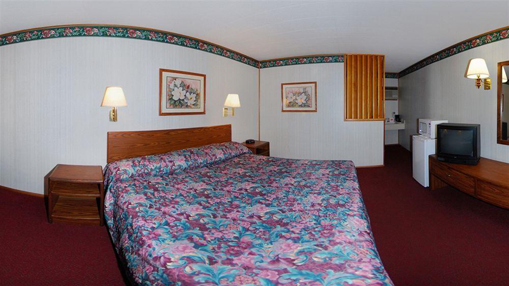 Econo Lodge Wall