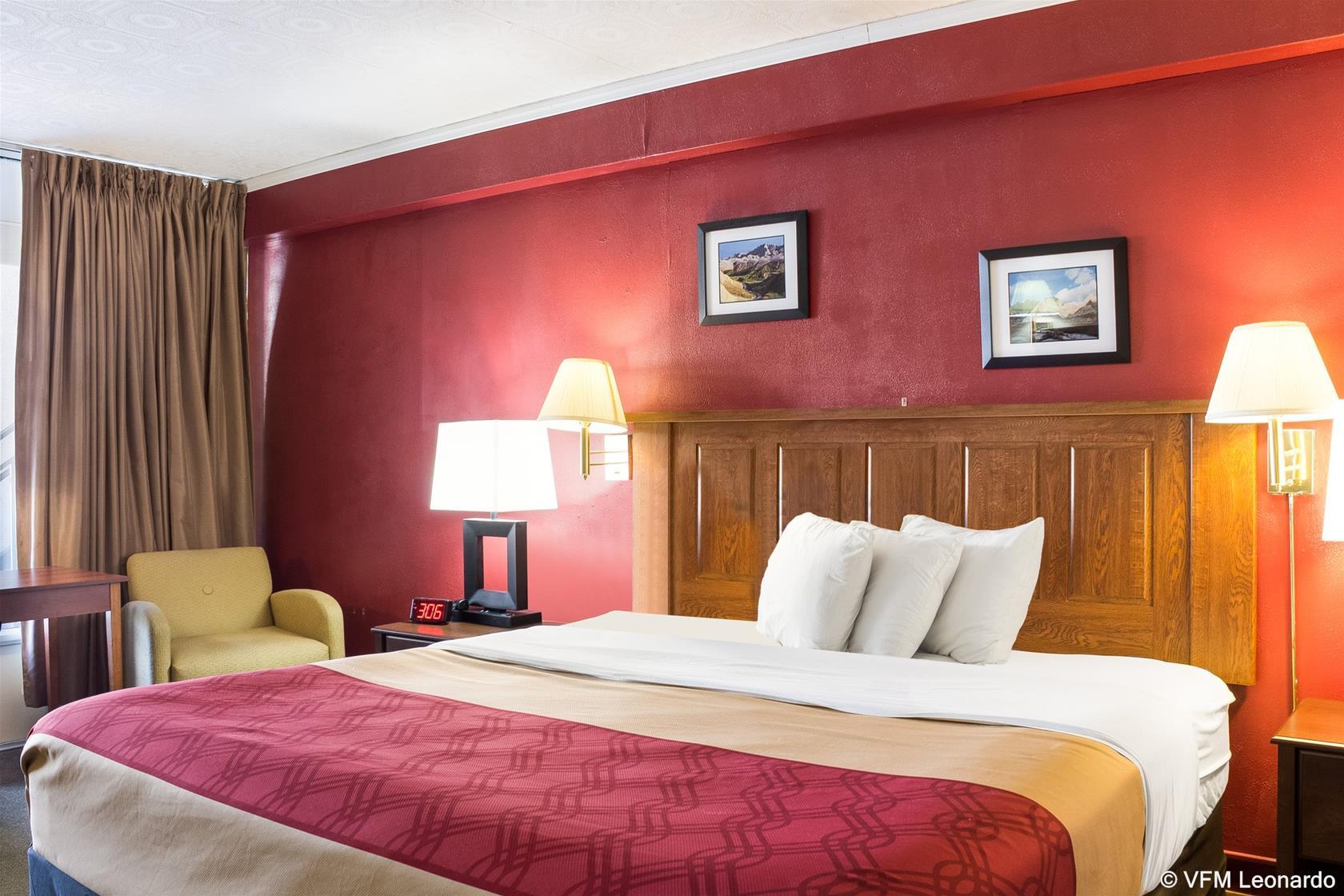 Econo Lodge Wall
