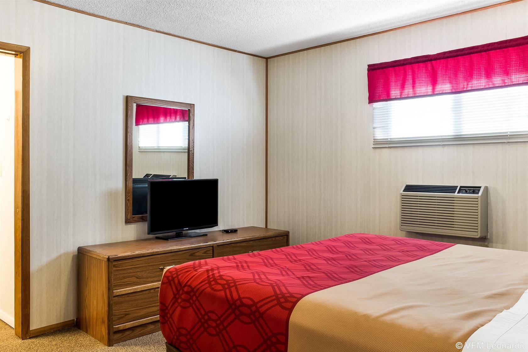 Econo Lodge Wall