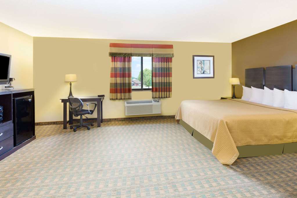 Econo Lodge Inn & Suites