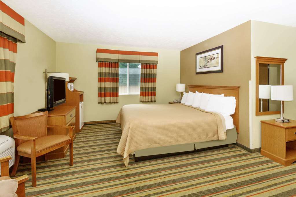 Econo Lodge Inn & Suites