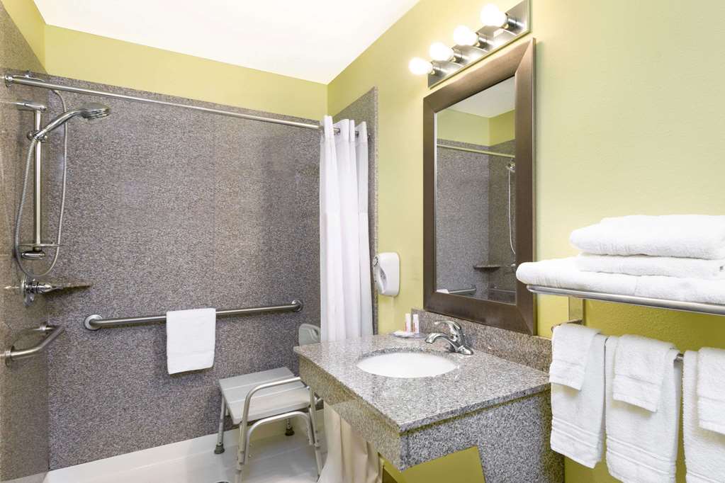 Econo Lodge Inn & Suites