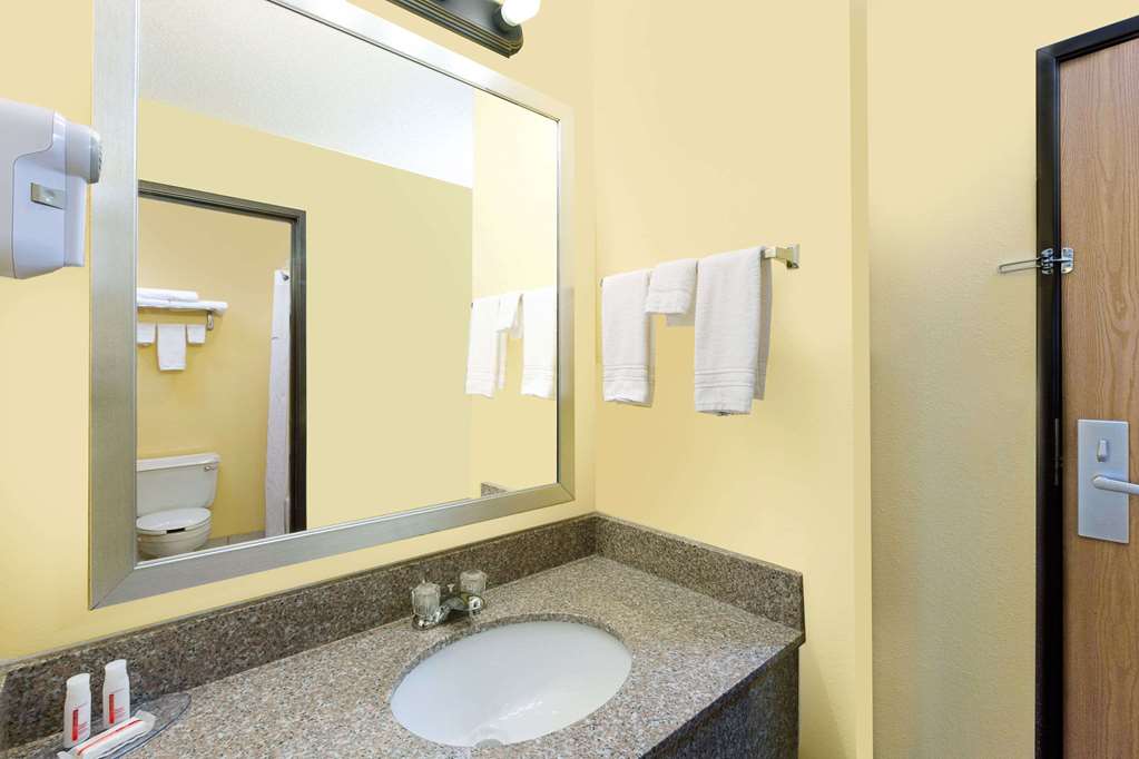 Econo Lodge Inn & Suites