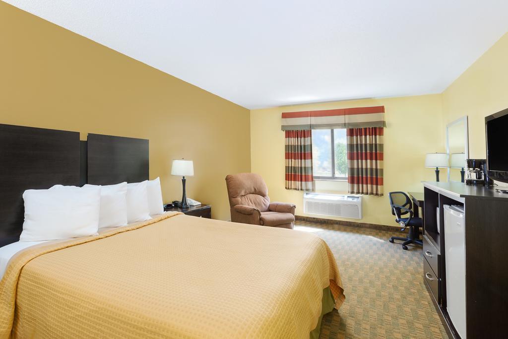 Econo Lodge Inn & Suites