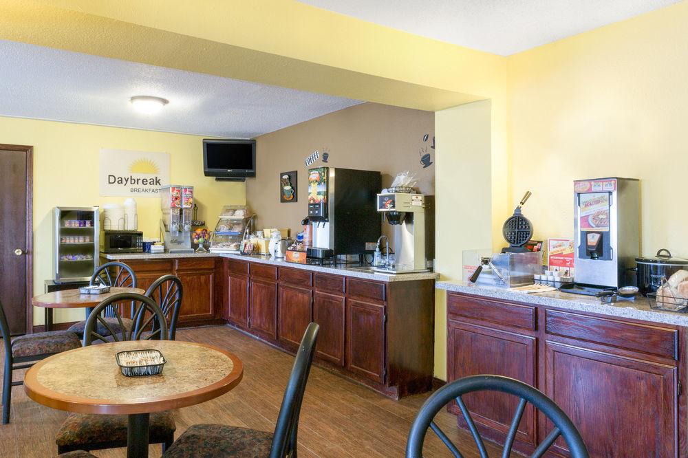 Econo Lodge Inn & Suites