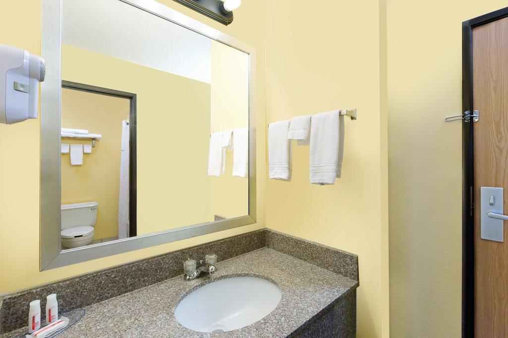 Econo Lodge Inn & Suites