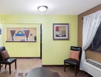 Econo Lodge Inn & Suites