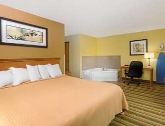 Econo Lodge Inn & Suites