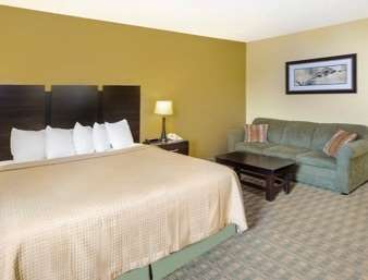 Econo Lodge Inn & Suites