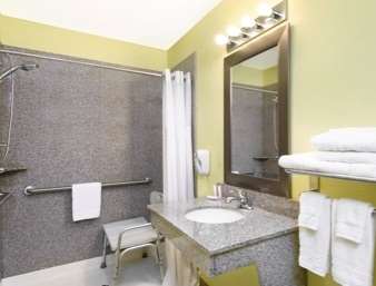 Econo Lodge Inn & Suites