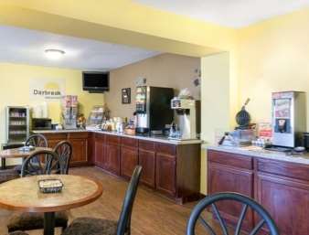 Econo Lodge Inn & Suites