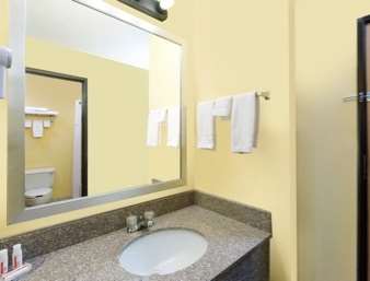 Econo Lodge Inn & Suites