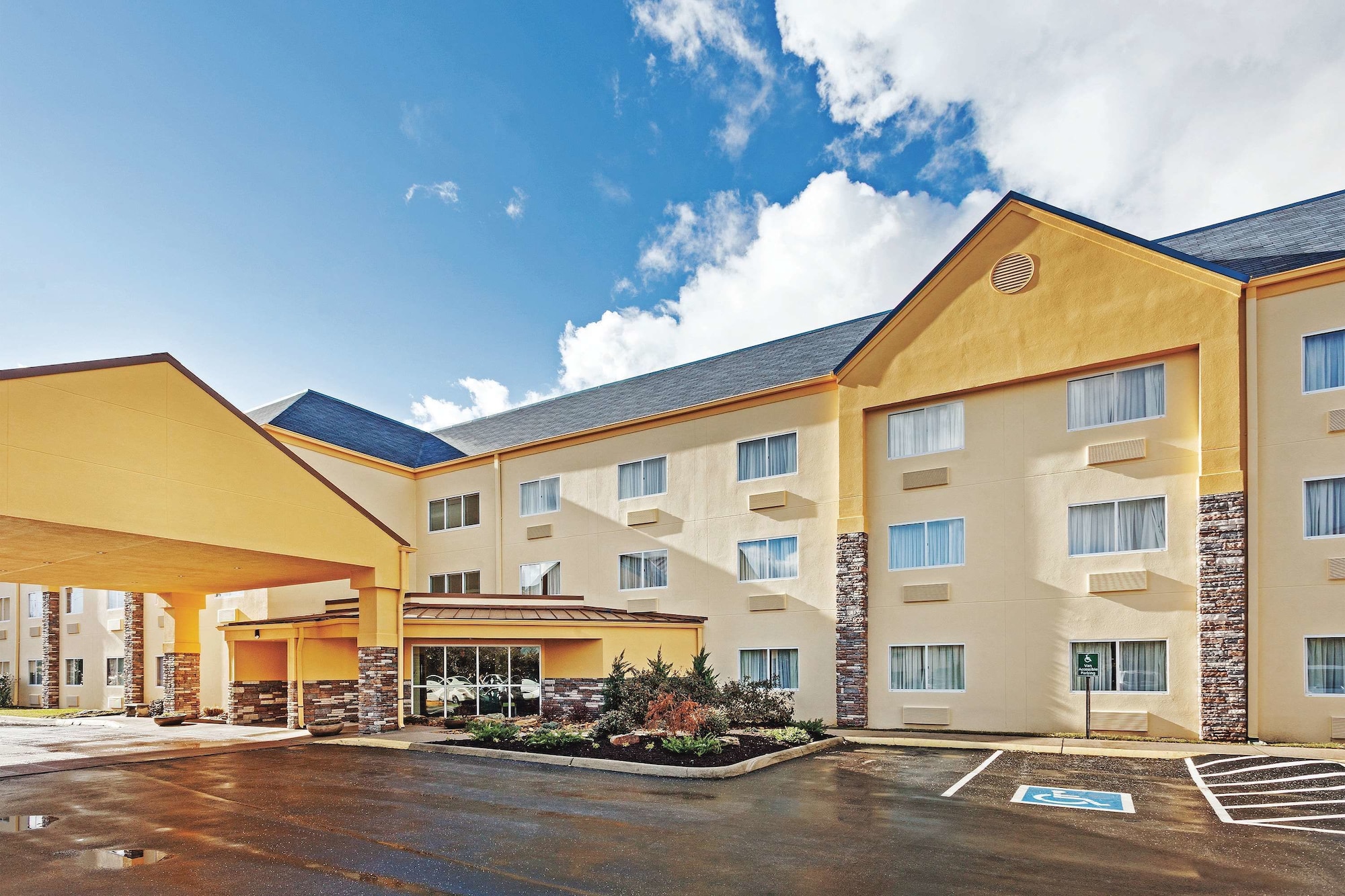 La Quinta Inn & Suites by Wyndham Knoxville Airport