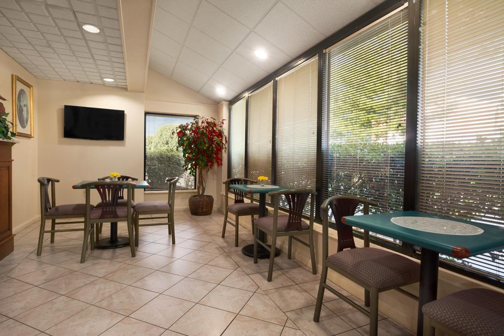 Days Inn by Wyndham Clarksville North