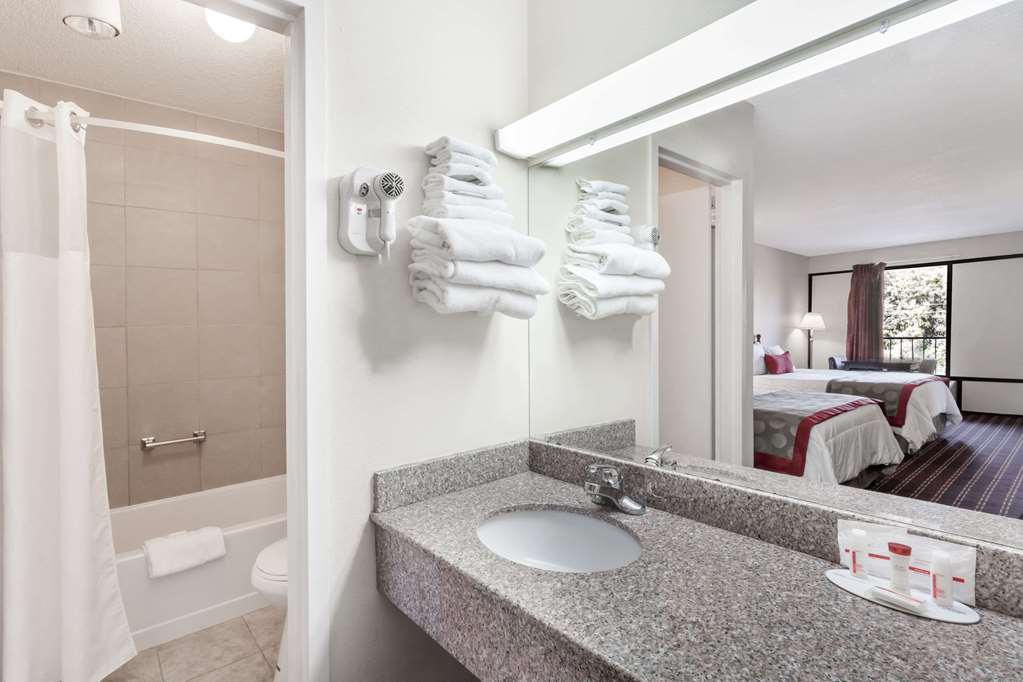 Travelodge by Wyndham Clarksville