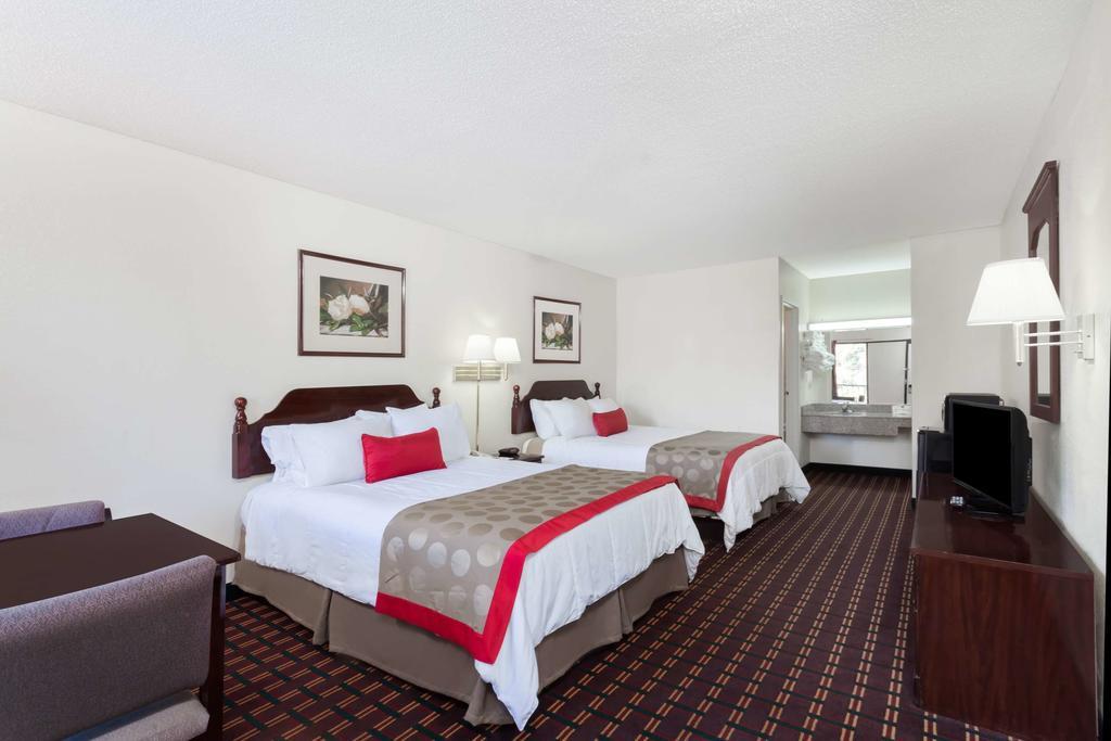 Travelodge by Wyndham Clarksville