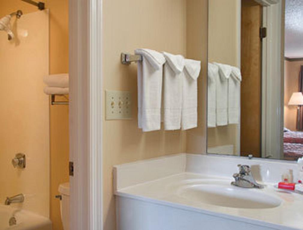Red Roof Inn & Suites Cleveland