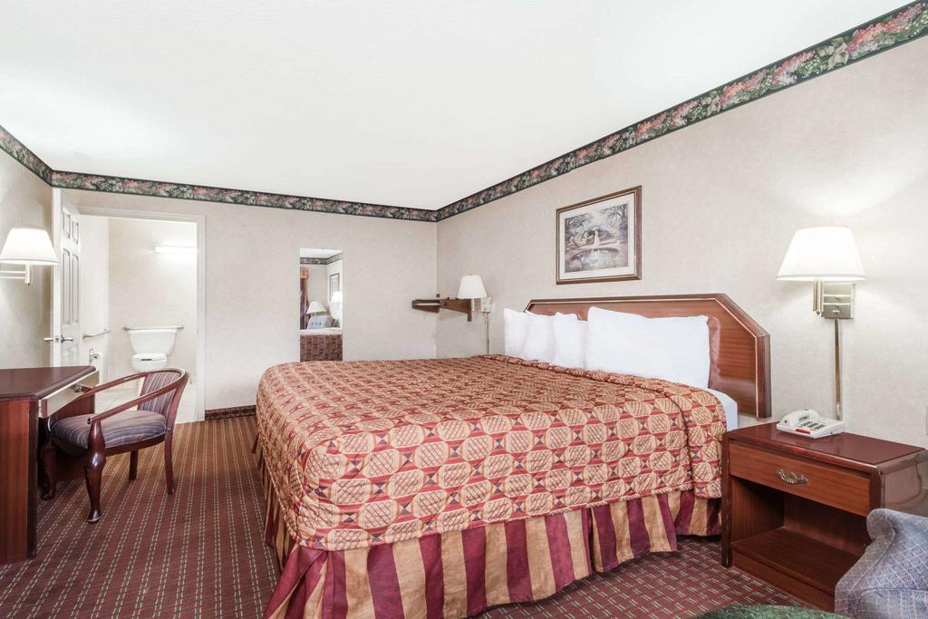 Super 8 by Wyndham Cleveland