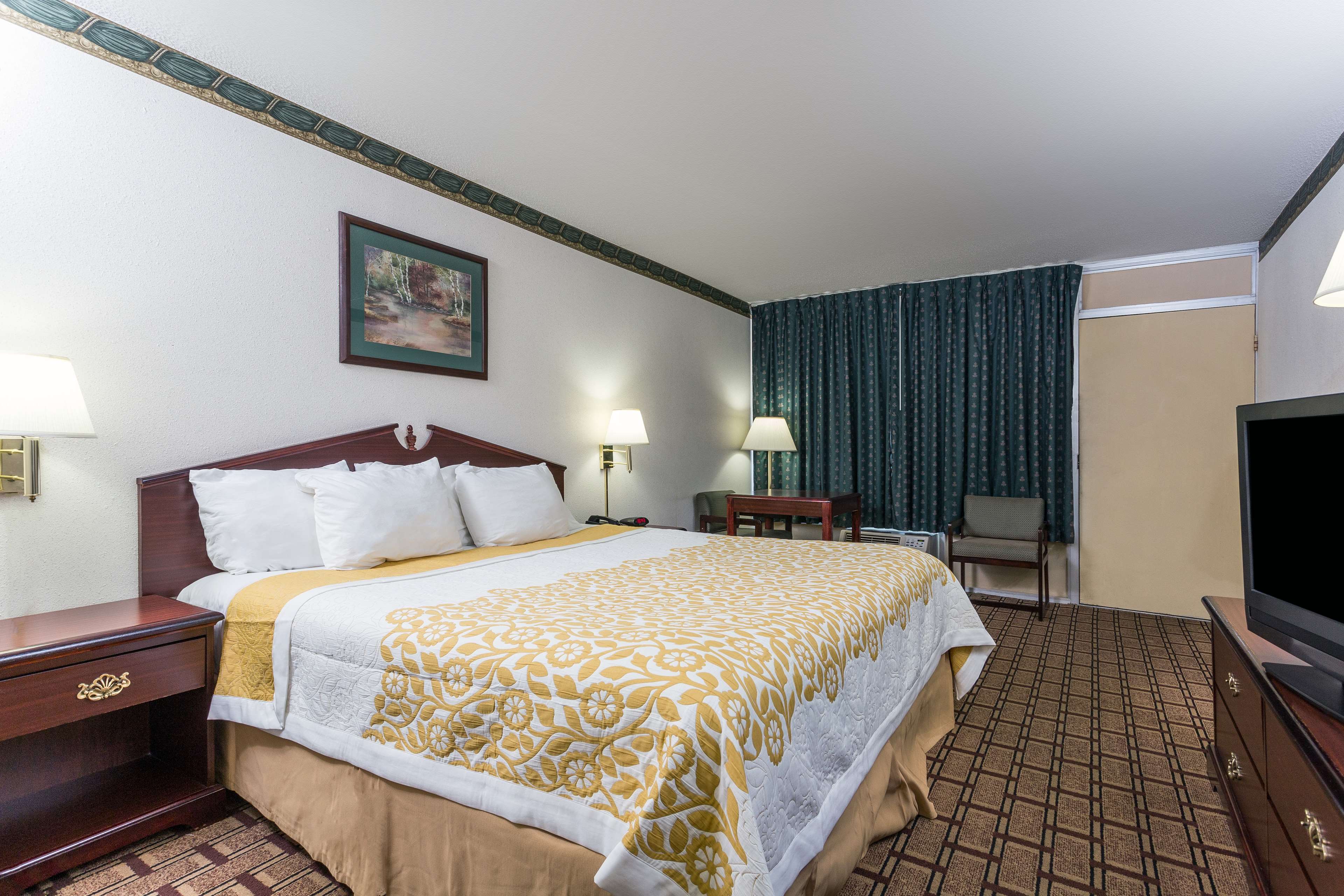 Days Inn by Wyndham Dickson