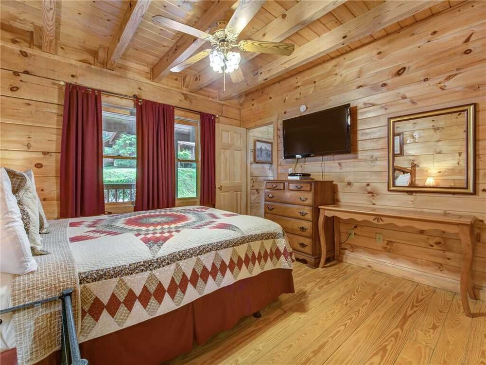 Bear Tracks Cabin