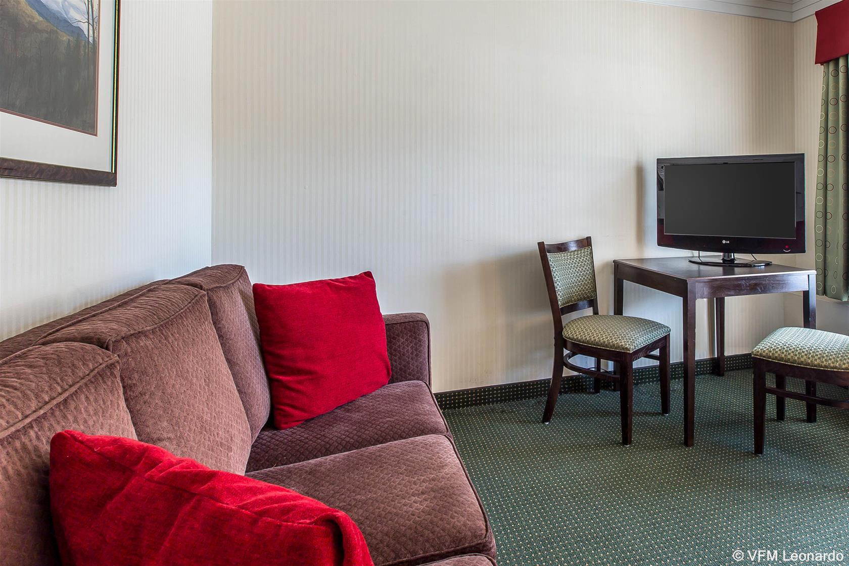 Black Bear Inn & Suites