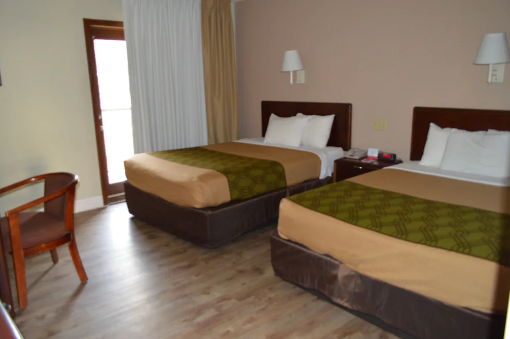 Econo Lodge Inn & Suites on the River