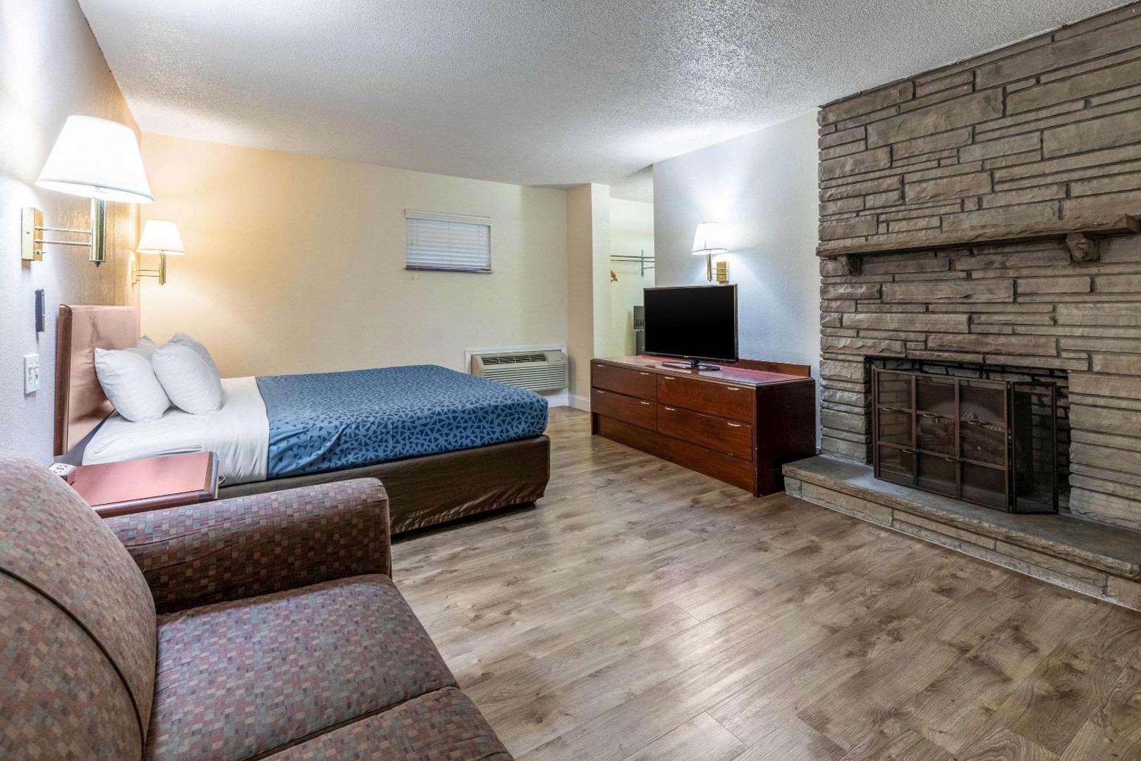 Econo Lodge Inn & Suites on the River