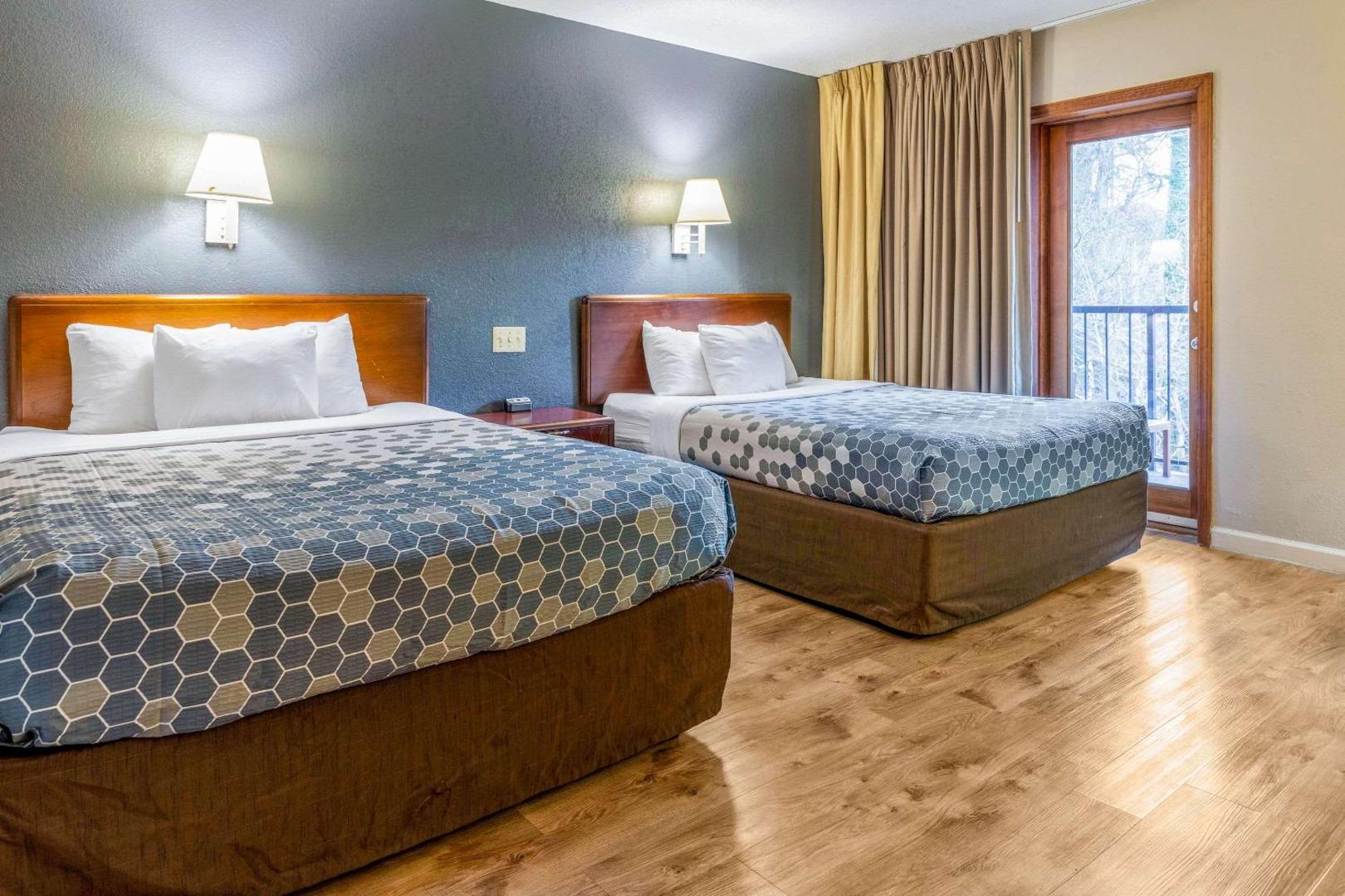 Econo Lodge Inn & Suites on the River