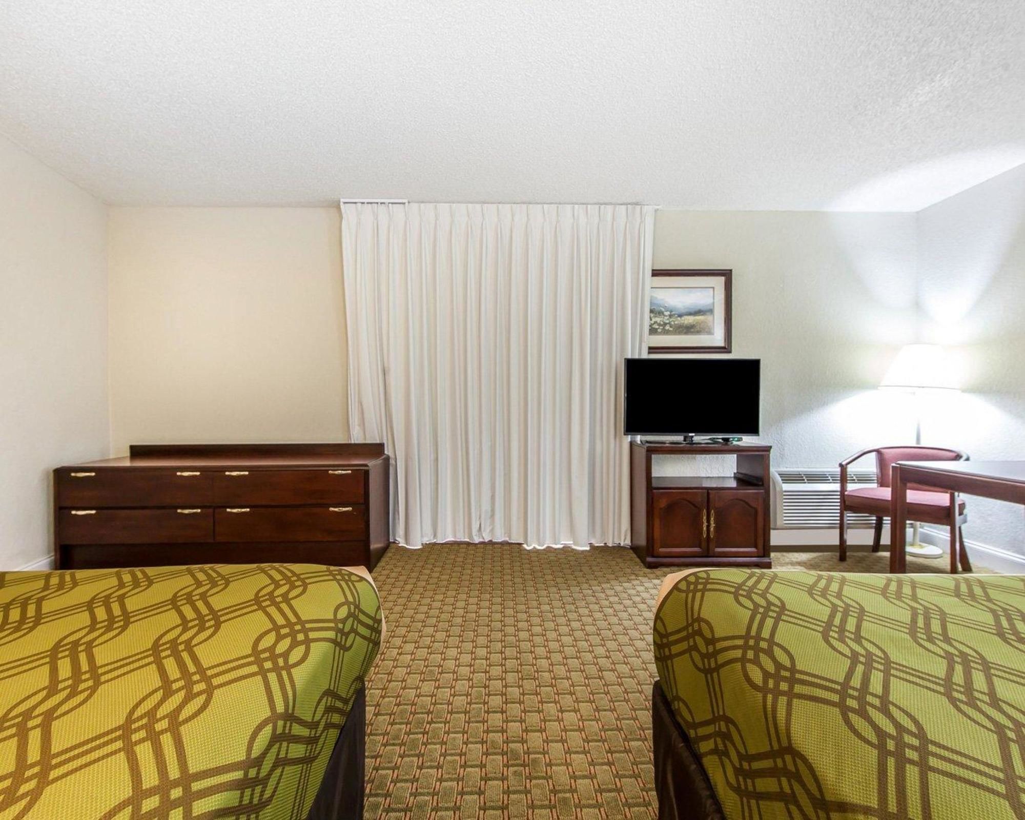 Econo Lodge Inn & Suites on the River