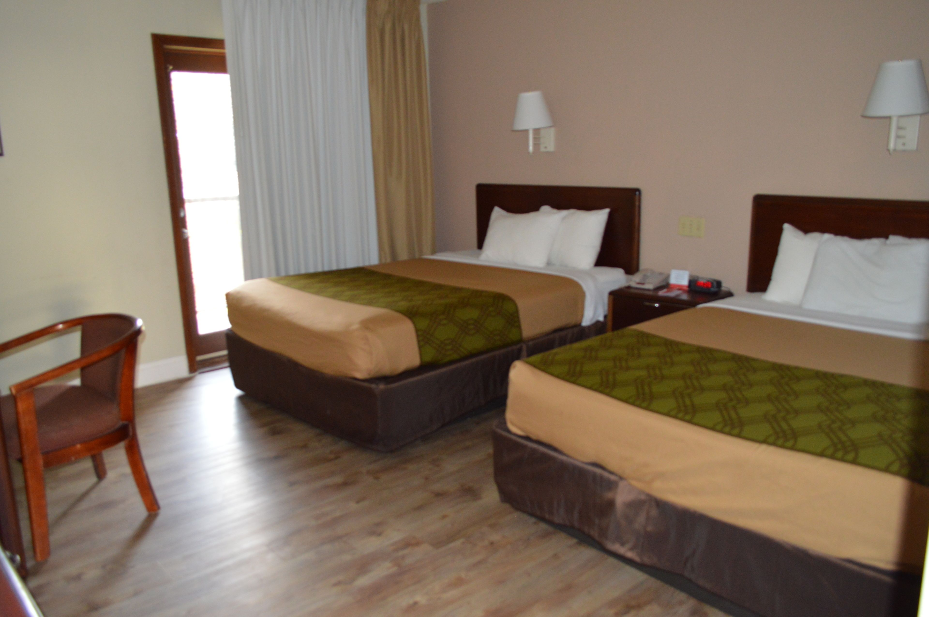 Econo Lodge Inn & Suites on the River