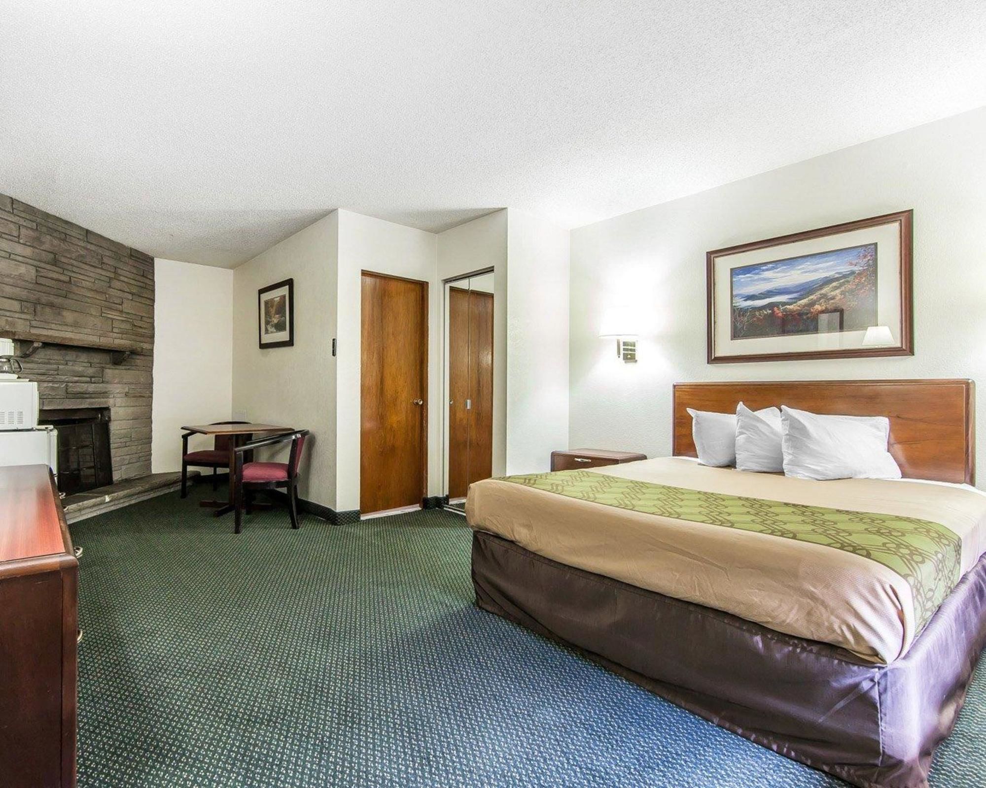 Econo Lodge Inn & Suites on the River