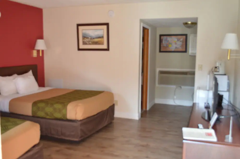 Econo Lodge Inn & Suites on the River