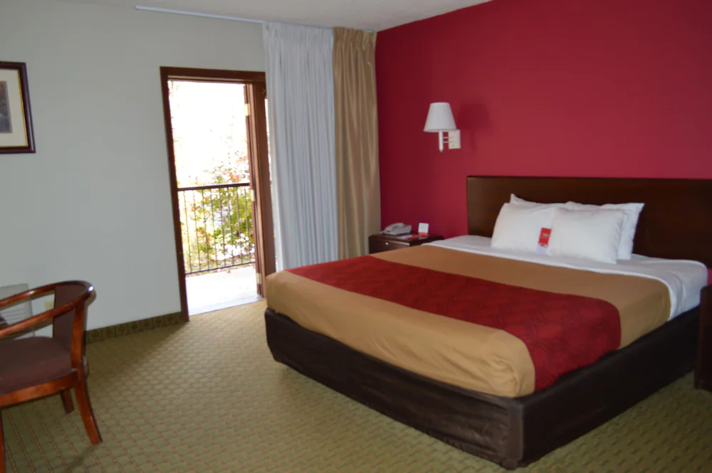 Econo Lodge Inn & Suites on the River