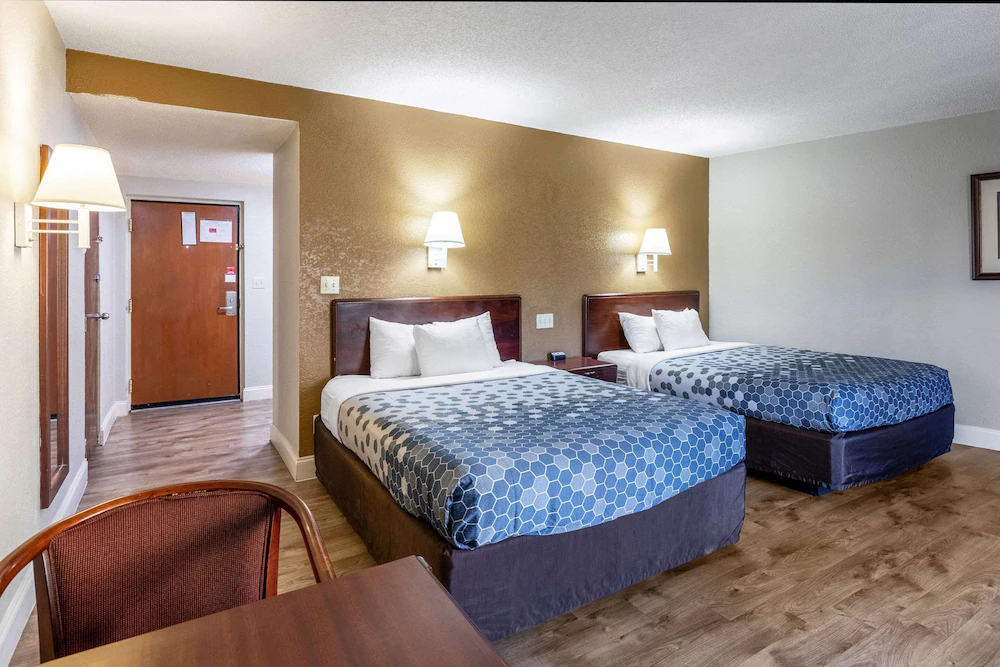 Econo Lodge Inn & Suites on the River