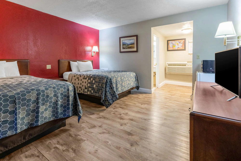 Econo Lodge Inn & Suites on the River