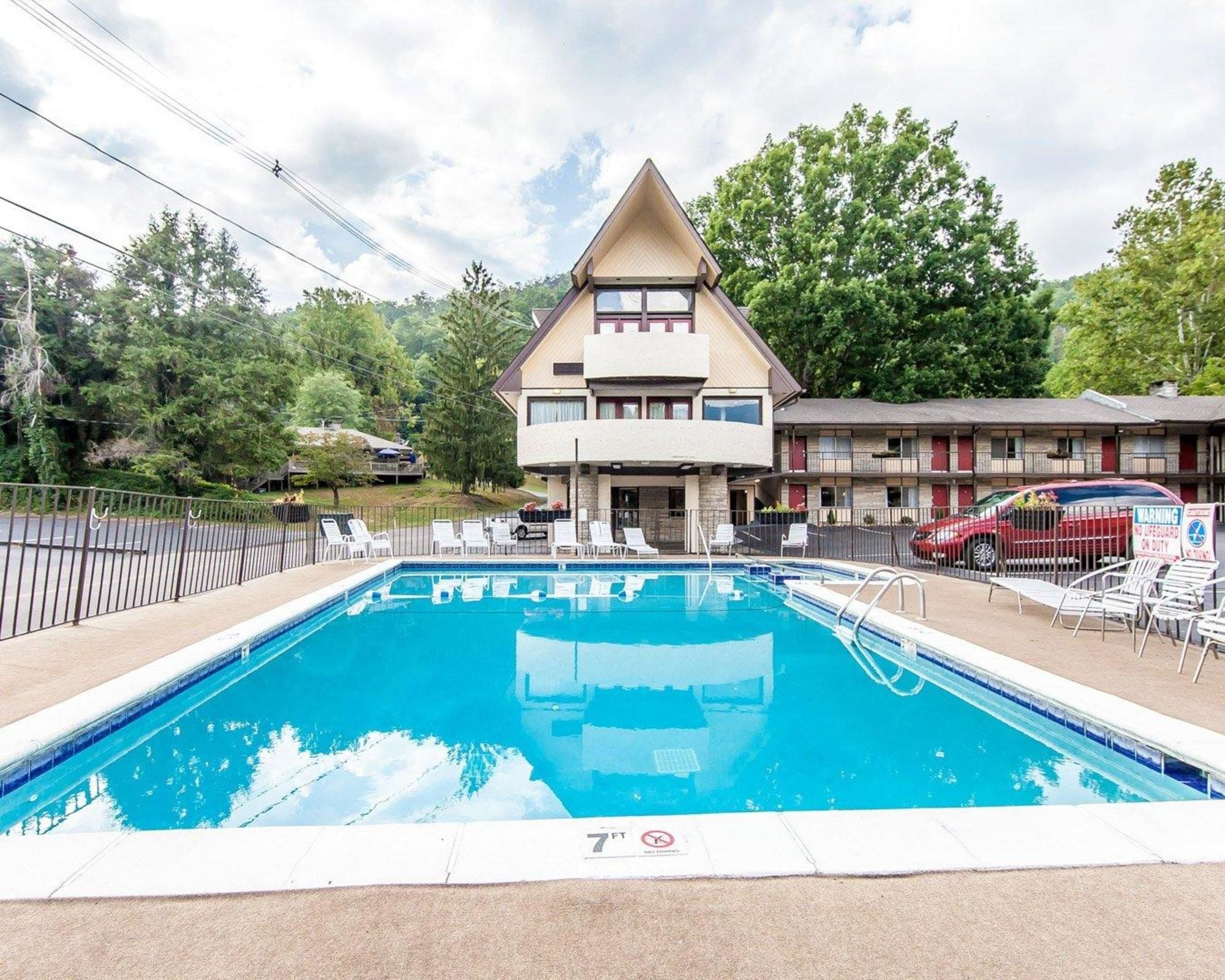Econo Lodge Inn & Suites on the River