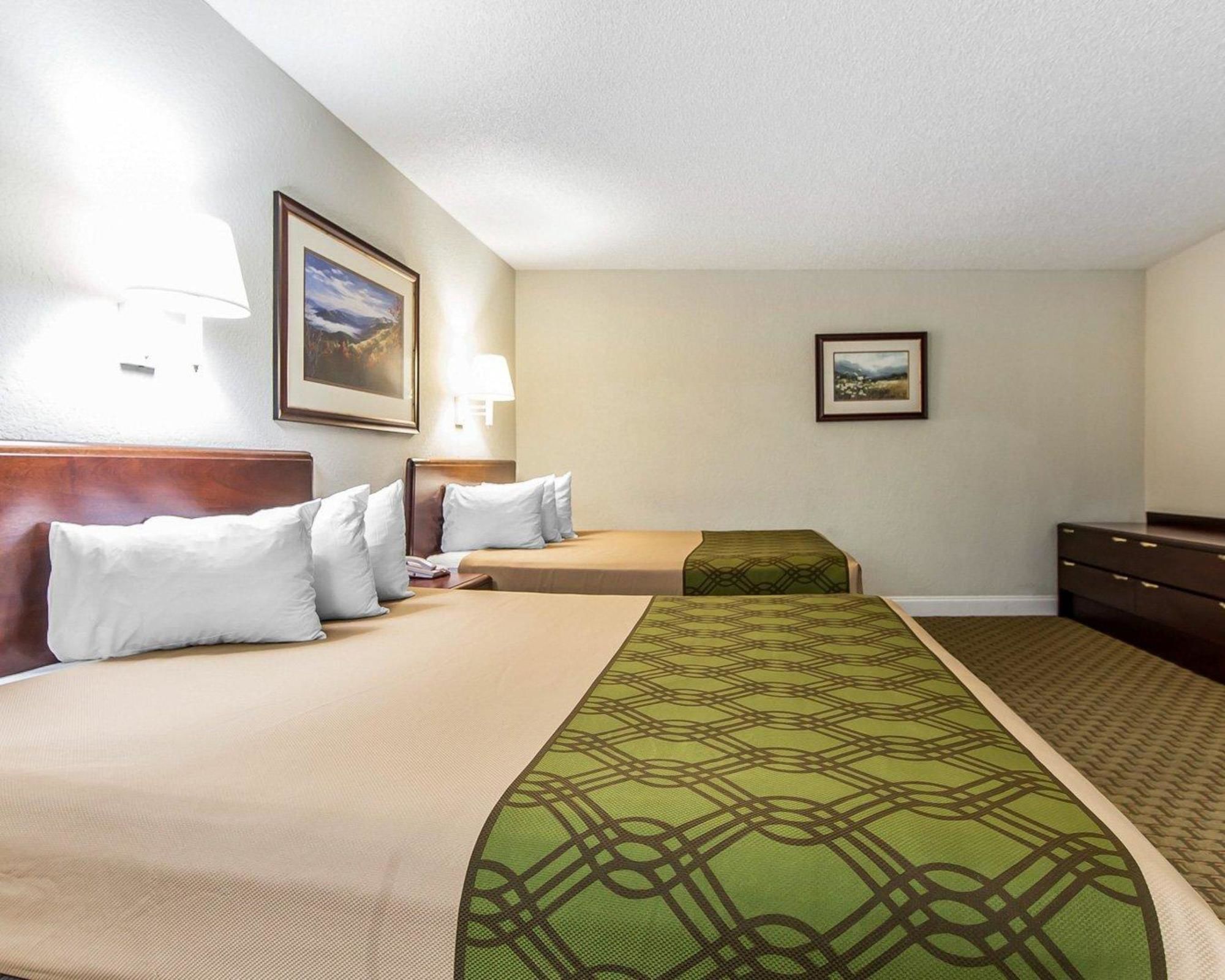 Econo Lodge Inn & Suites on the River