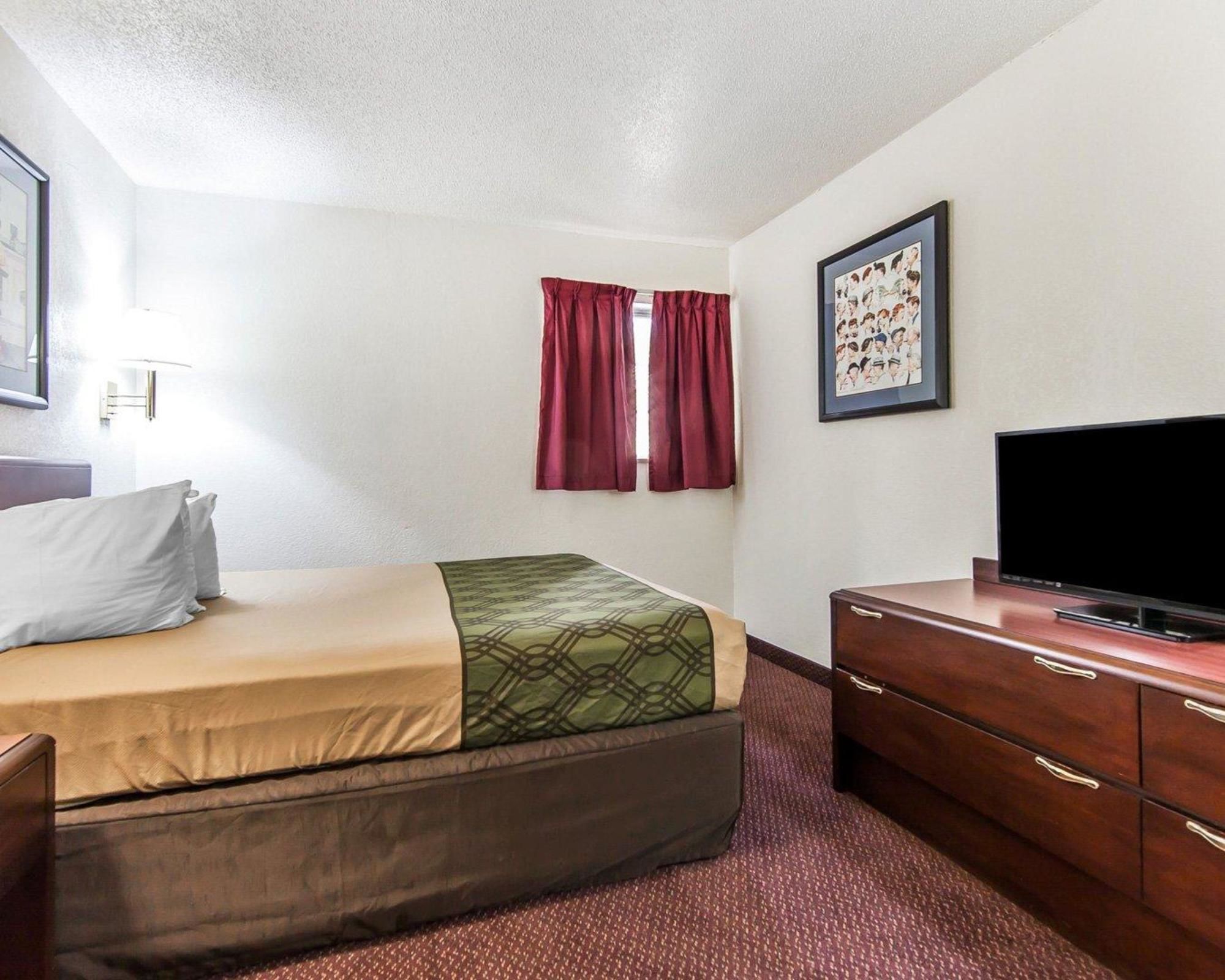 Econo Lodge Inn & Suites on the River