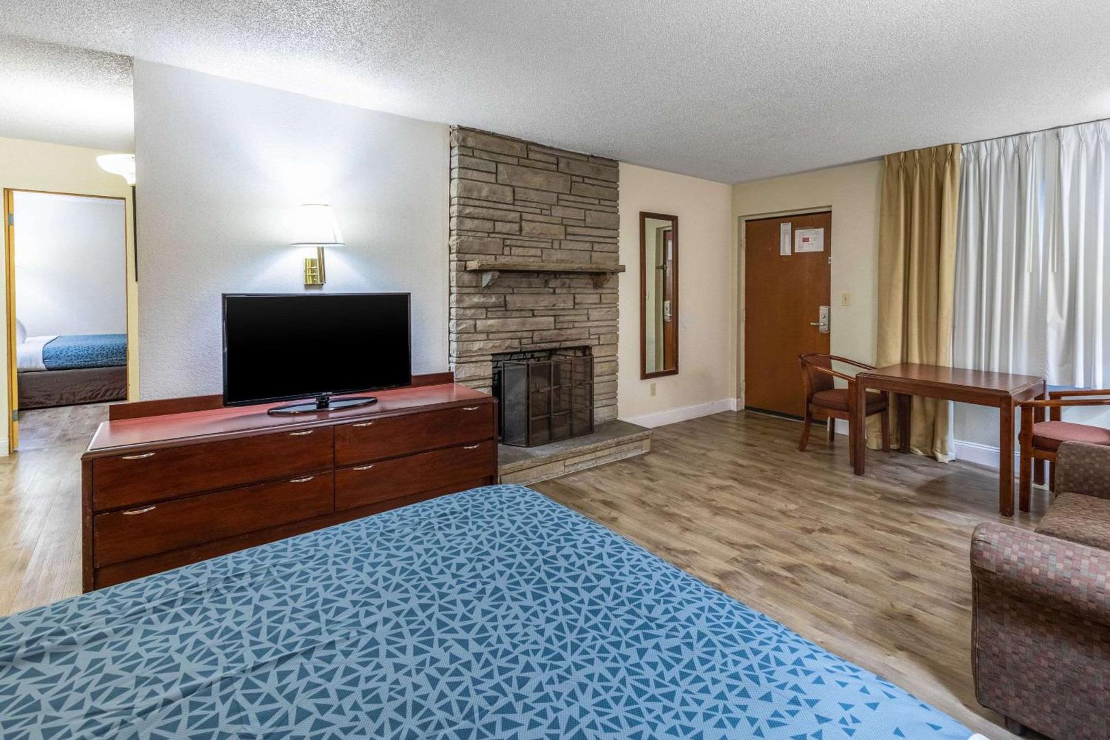 Econo Lodge Inn & Suites on the River