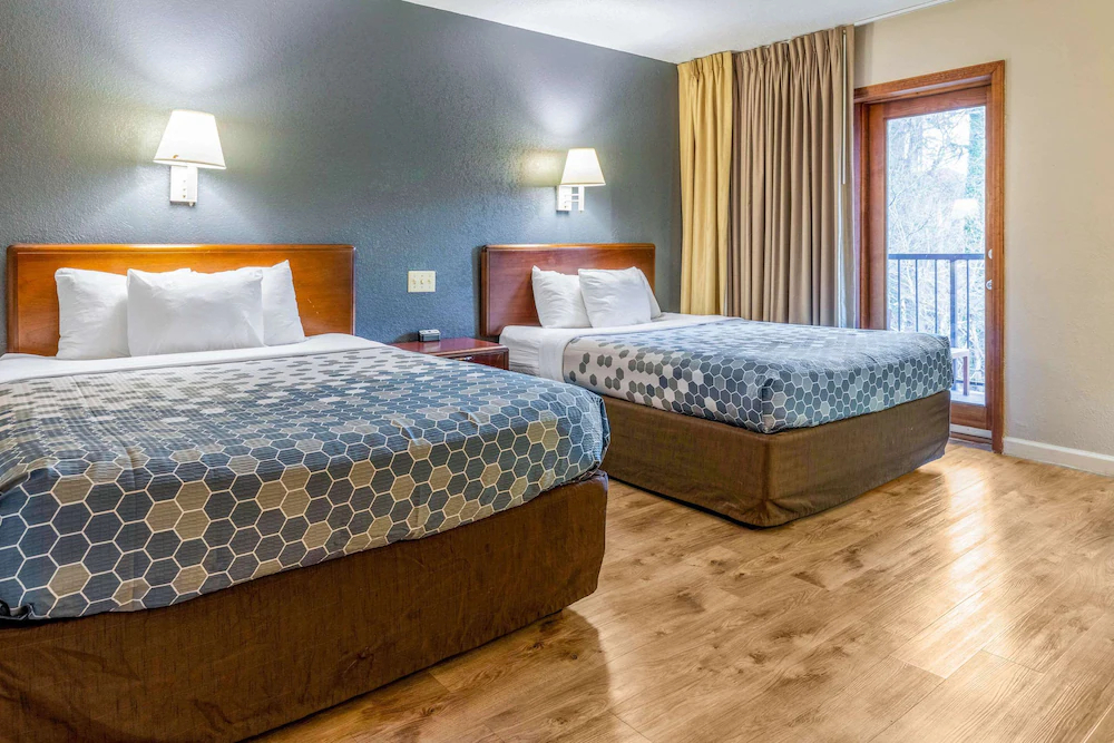 Econo Lodge Inn & Suites on the River