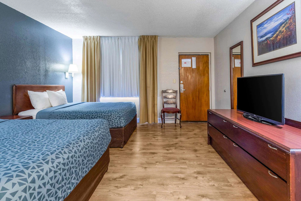 Econo Lodge Inn & Suites on the River