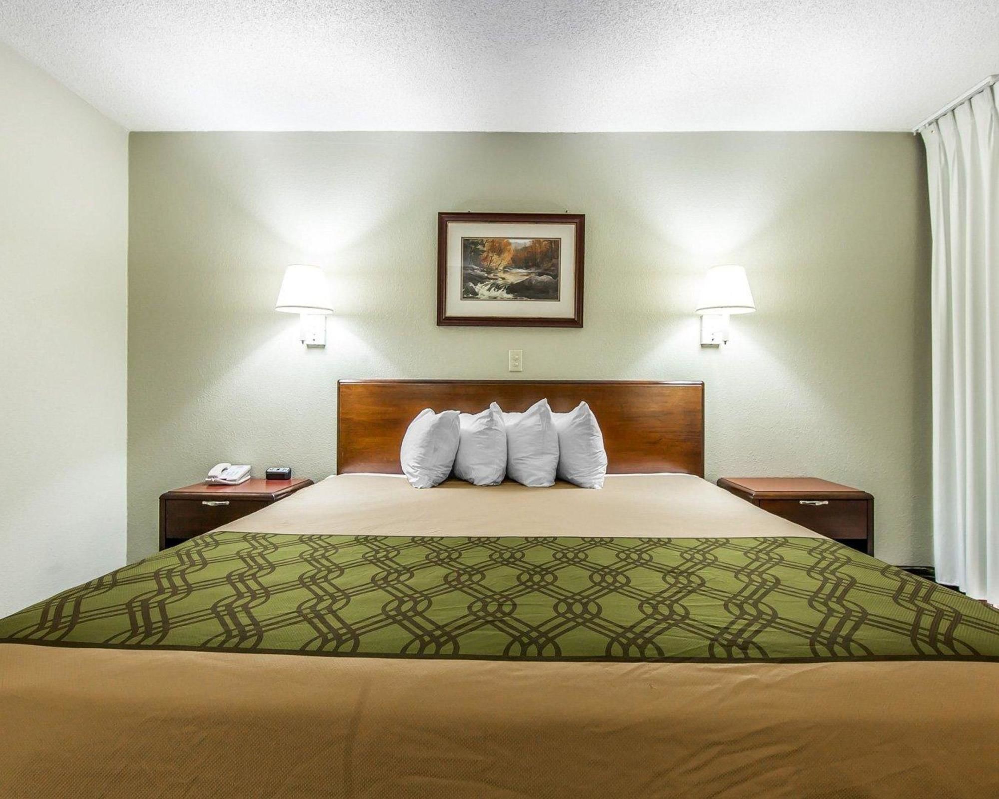 Econo Lodge Inn & Suites on the River