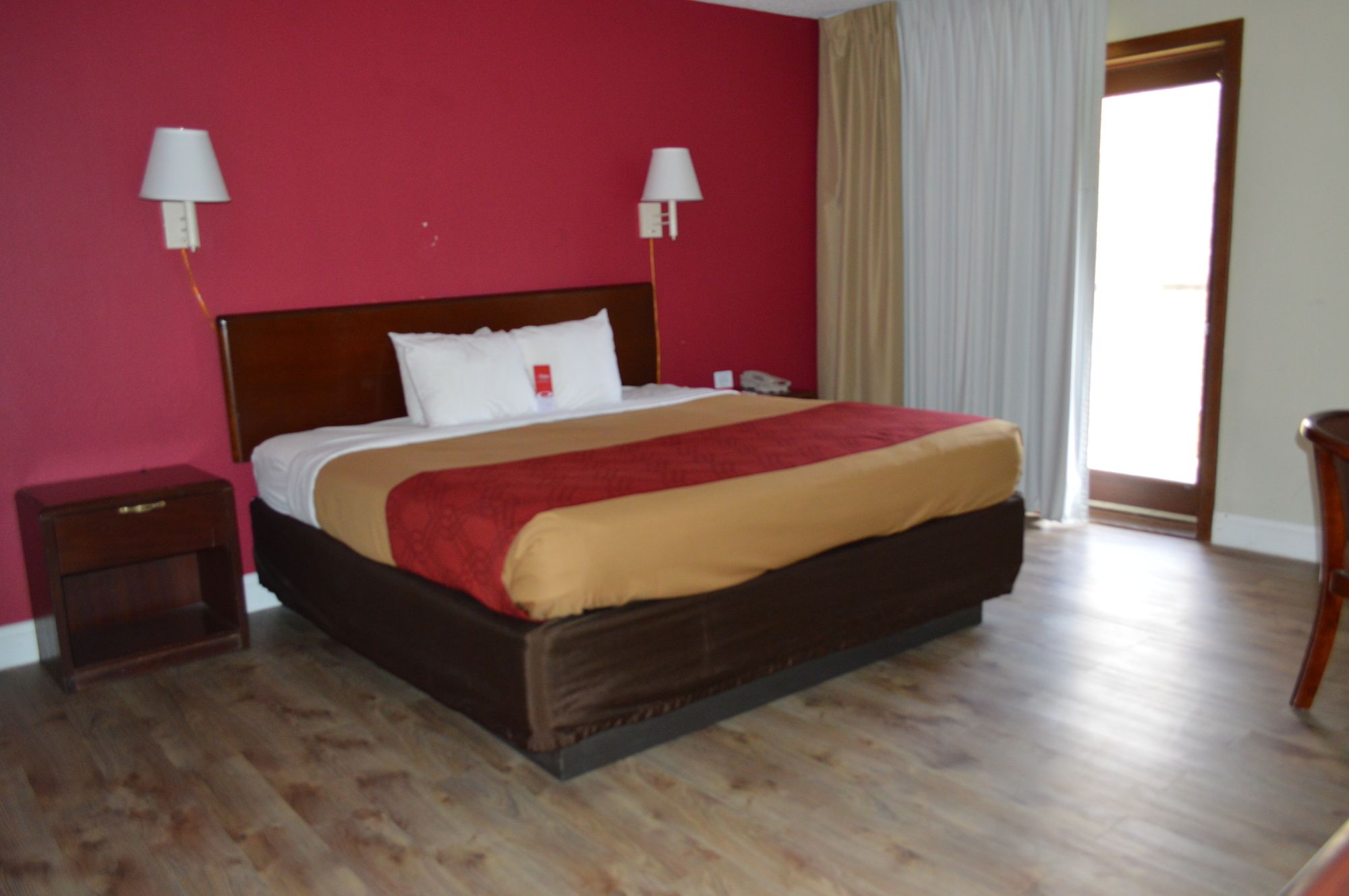 Econo Lodge Inn & Suites on the River