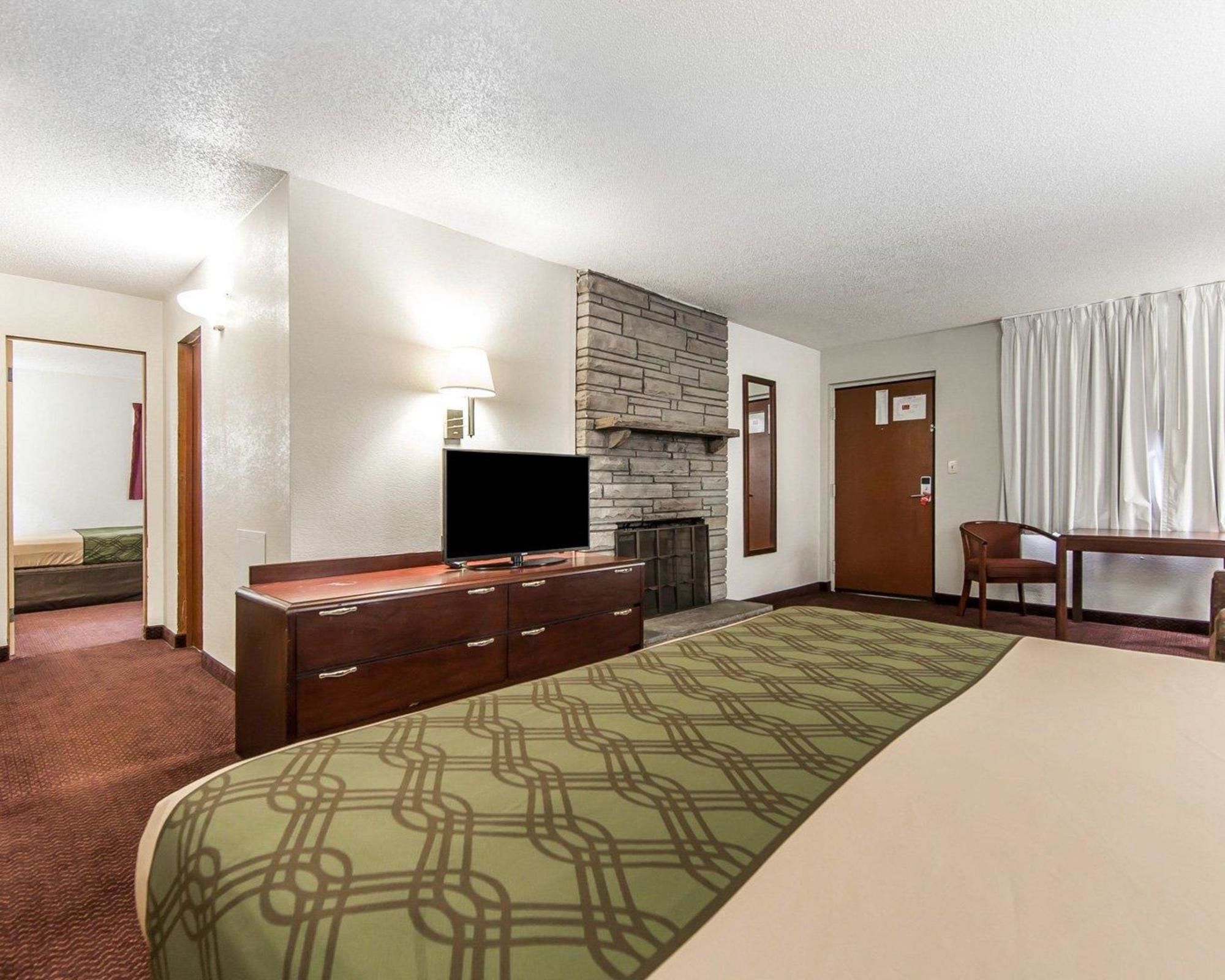 Econo Lodge Inn & Suites on the River