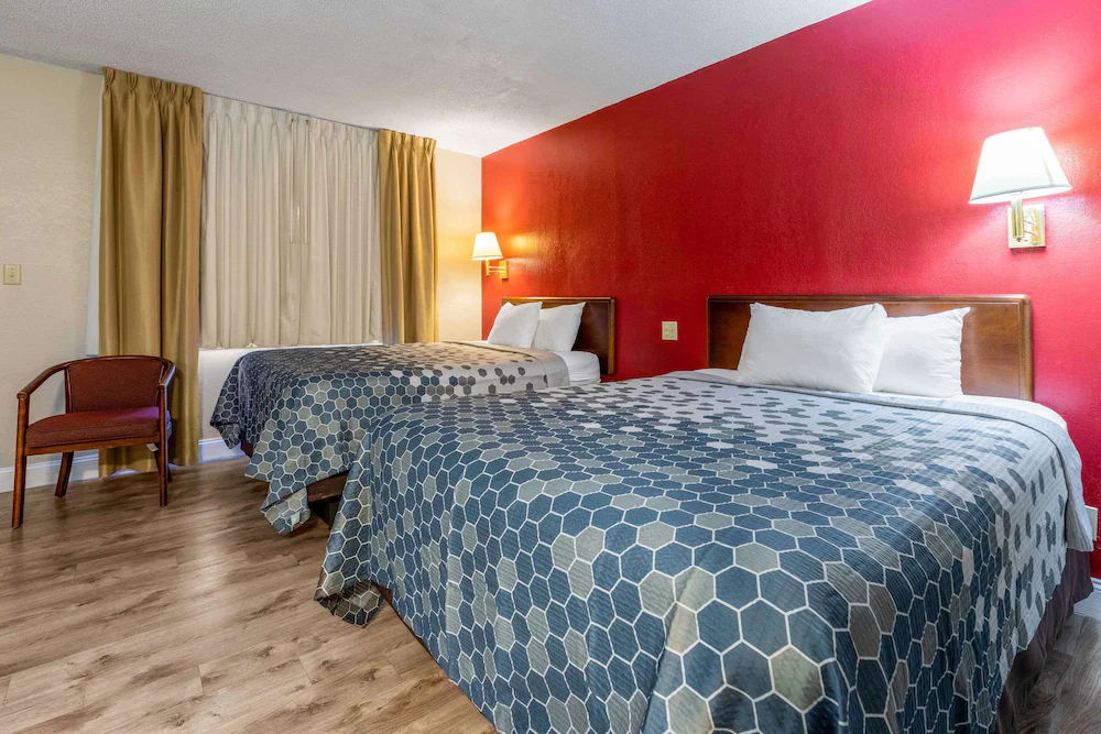 Econo Lodge Inn & Suites on the River