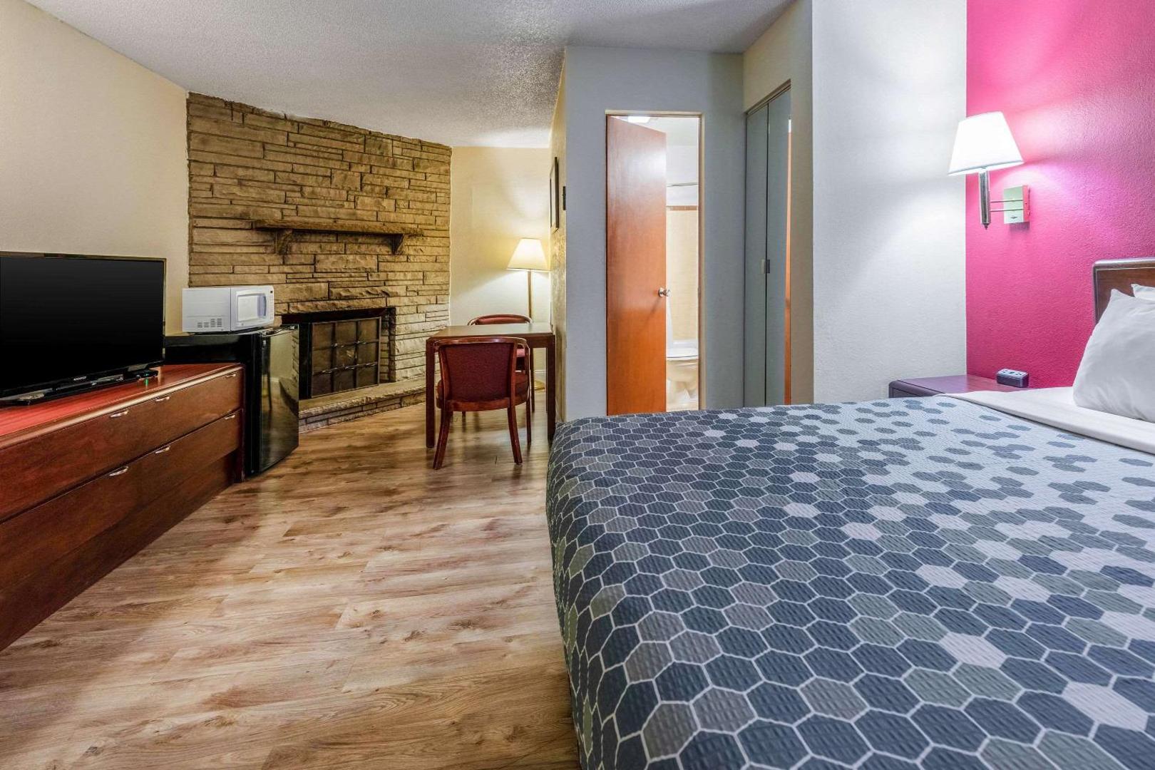 Econo Lodge Inn & Suites on the River