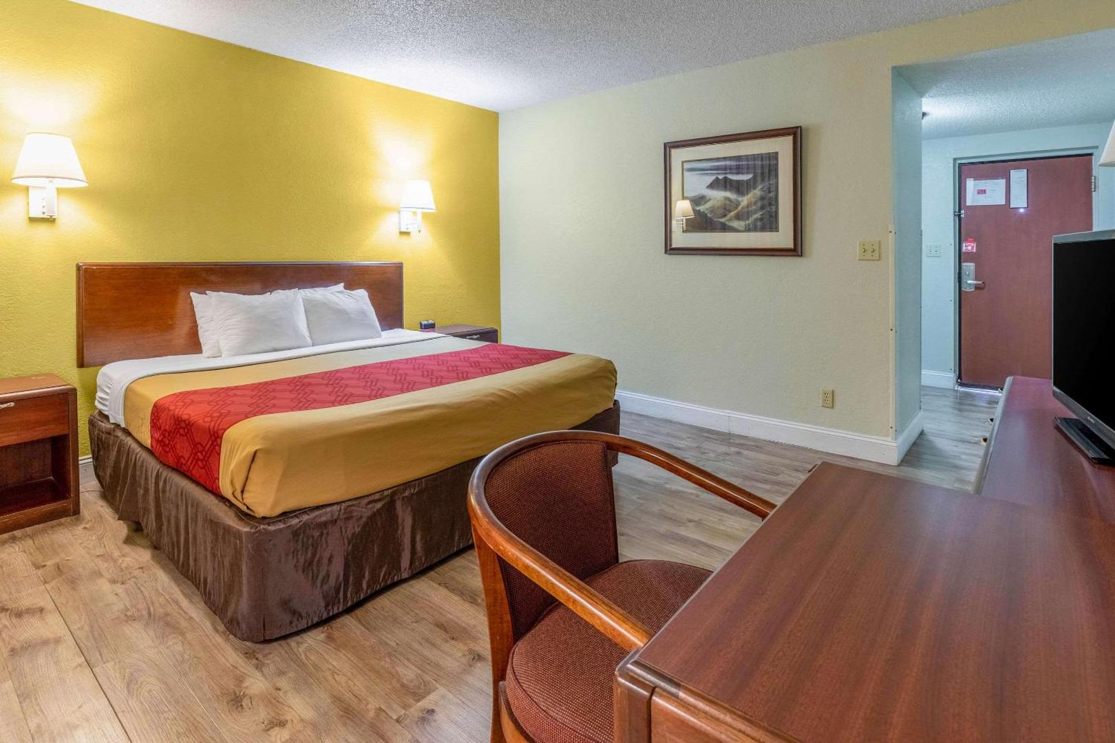 Econo Lodge Inn & Suites on the River