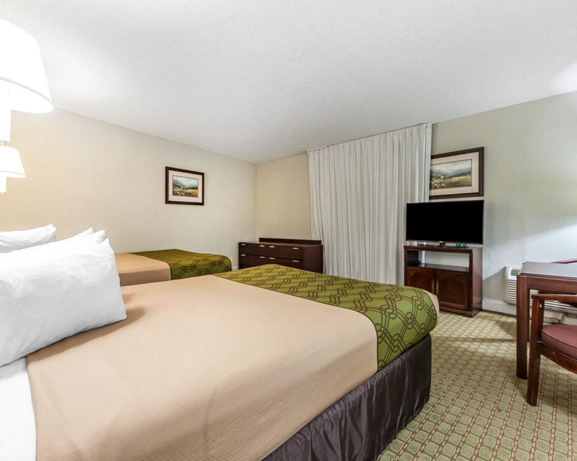Econo Lodge Inn & Suites on the River