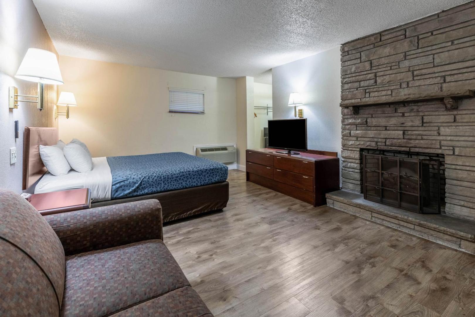 Econo Lodge Inn & Suites on the River